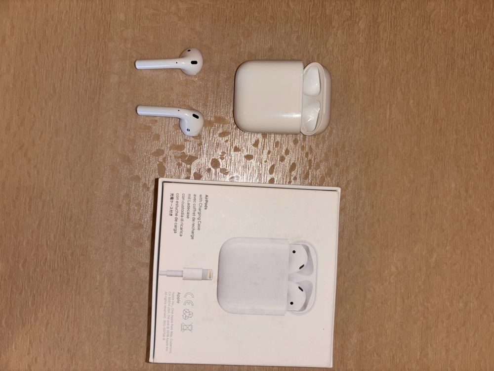 Оригінальні наушники Apple AirPods 2 with Lightning Charging Case