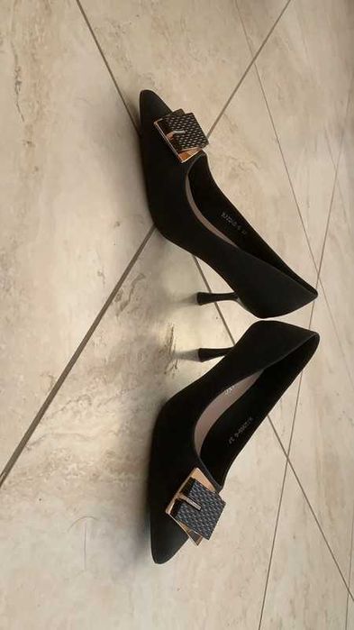 Sapatos com salto pretos