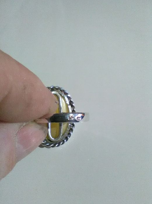 pierścionek srebrny z bursztynem pr925