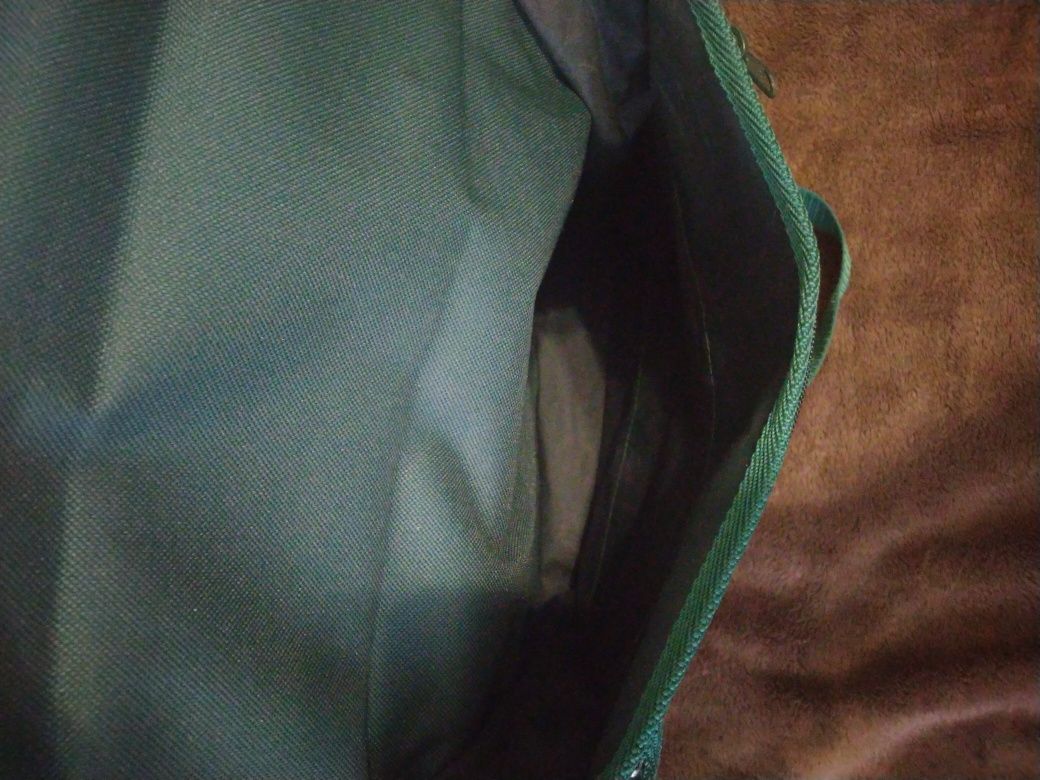 Продам сумку-портфель зелёного цвета.