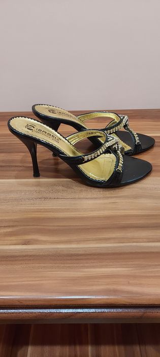 Босоніжки-шльопанці