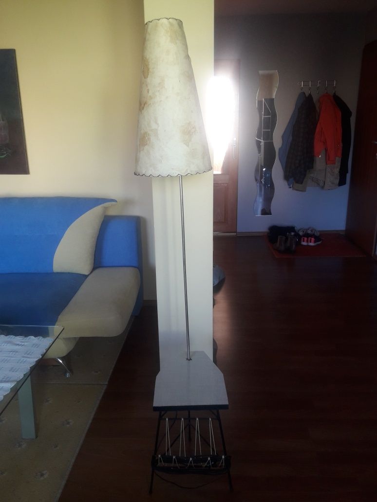 Lampa stojąca ze stolikiem i gazetnikiem z Prl.