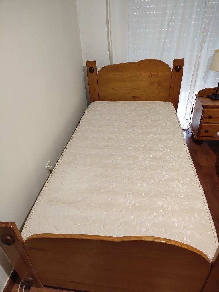 Mobília de quarto em madeira maciça