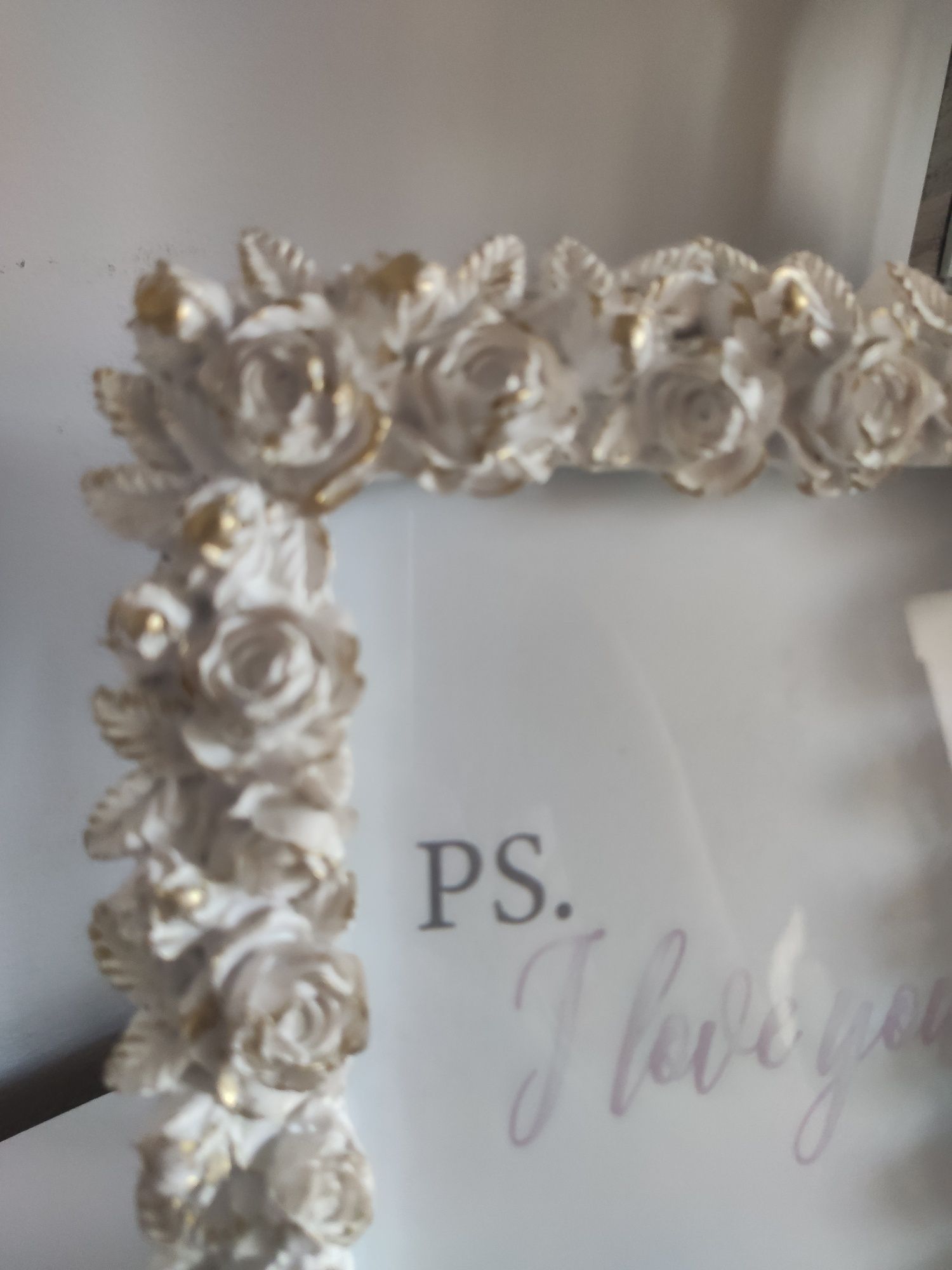Piękna biała ramka na zdjęcie slubne  róże wykonczone zlotym dekorem
