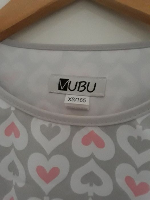 Szara sukienka z falbanką w serca