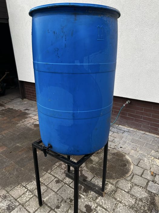 Plastikowa beczka na deszczówkę z kranikiem i stojakiem