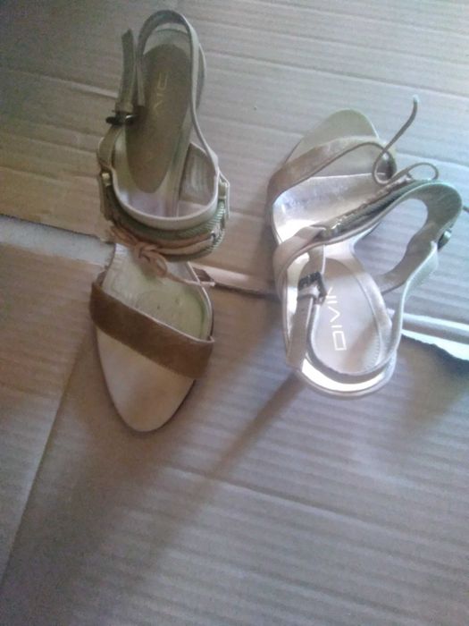 Vários pares sandálias