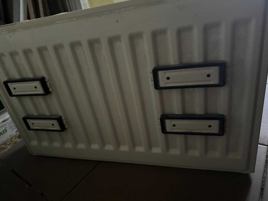 Радиатор стальной- 15см, высота 30 см, длинна 50 см. с термоголовкой.