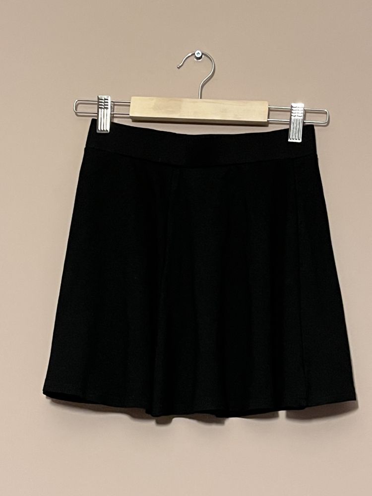 Krótka czarna klasyczna spódniczka