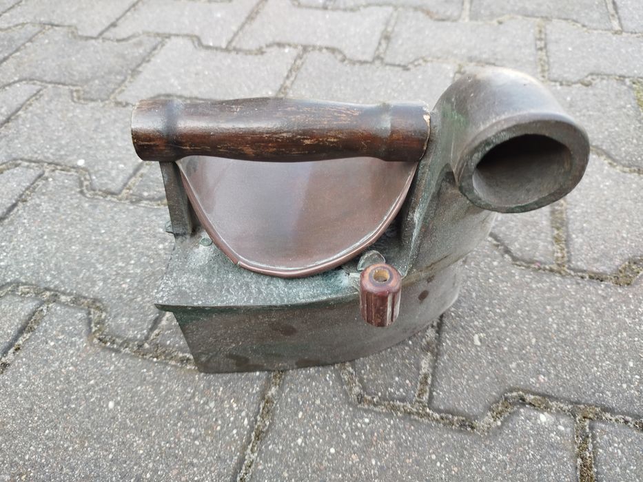 Żelazko węglowe z kominem