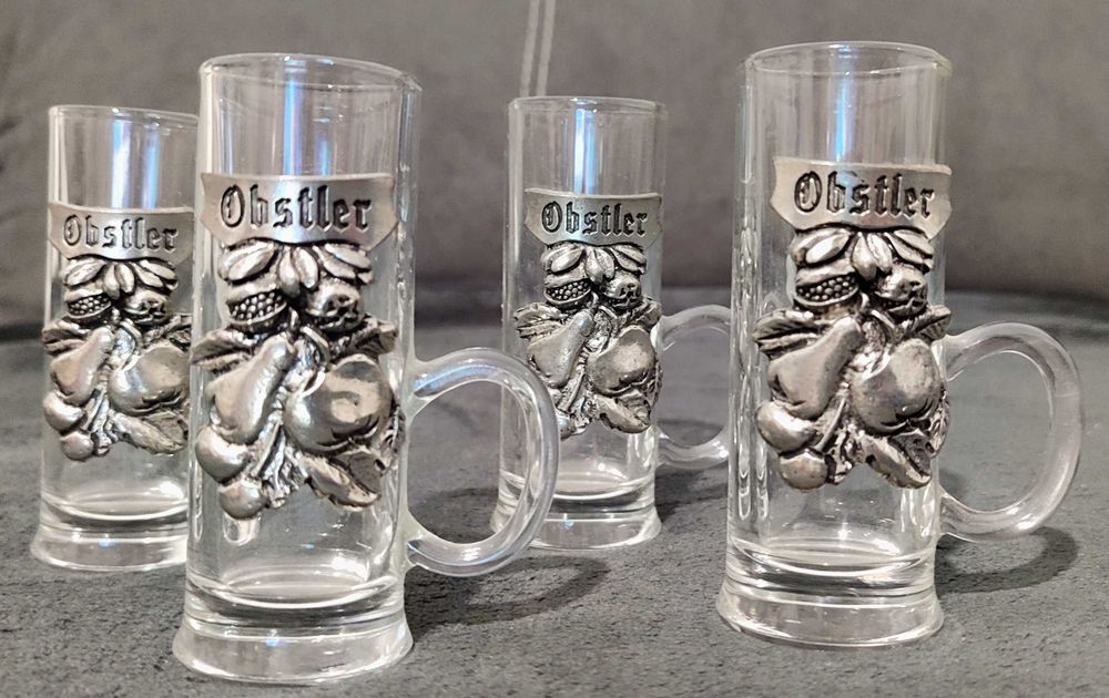 Garrafa e canecas decorativas