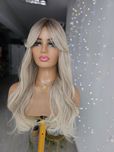 Długa peruka z grzywką blond z subtelnym odrostem Bella