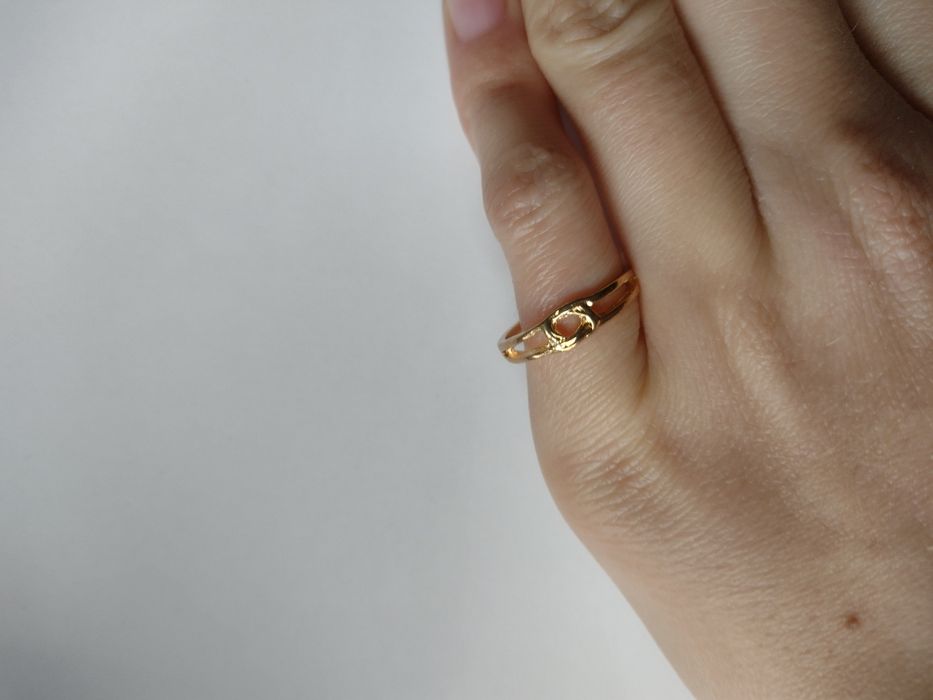Mały pierścionek w kolorze złotym.