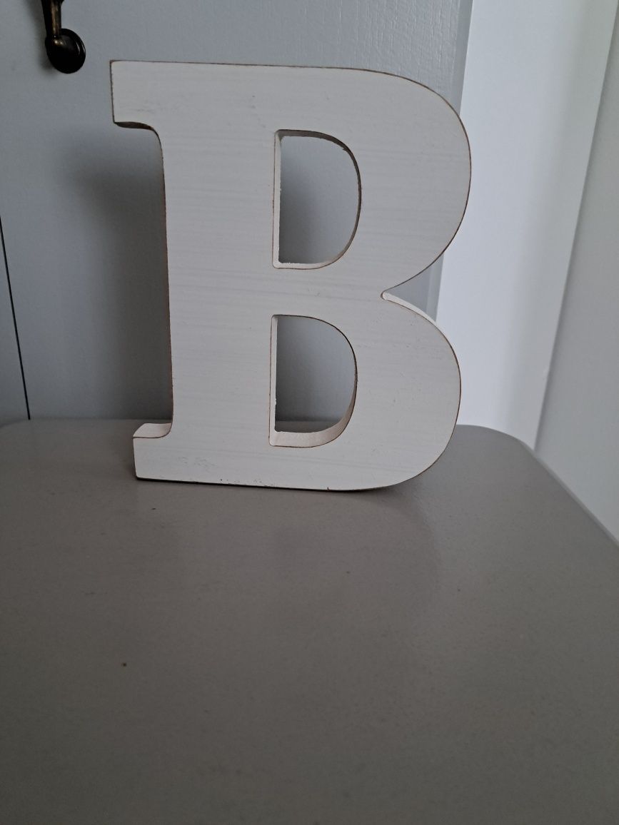 Drewniana litera B dekoracja