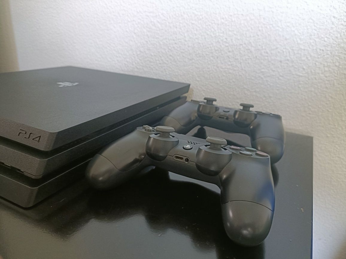 PS4 (PlayStation 4) PRO 1TB + 2 Comandos