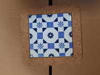 Base em cortiça com azulejo