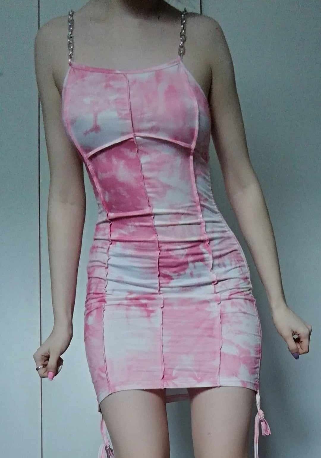Sukienka tie dye na ramiączkach łańcuszkach długość regulowana biała p