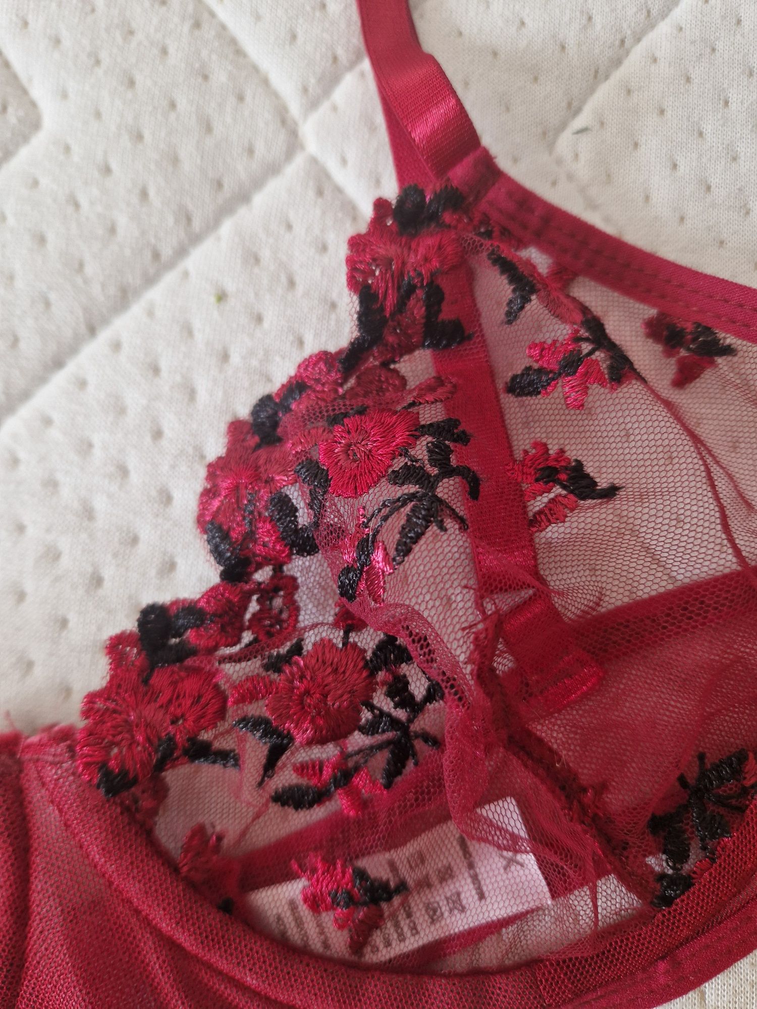 Luksusowy czerwony komplet bielizny haftowanej 42, XL plus size