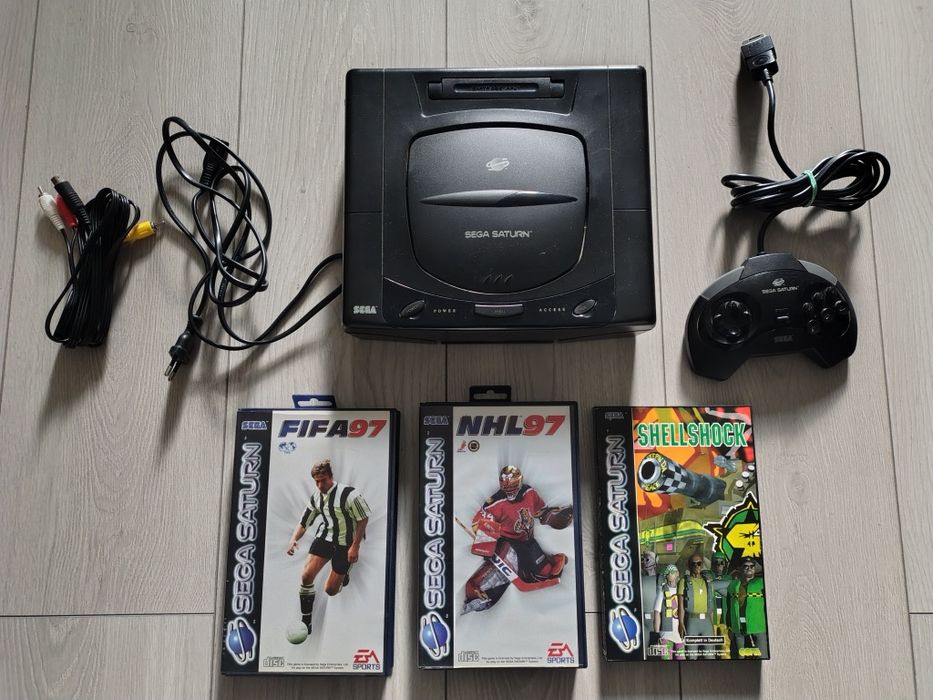 Czarna Sega Saturn PAL + pad + okablowanie + gry FIFA NHL Shellshock