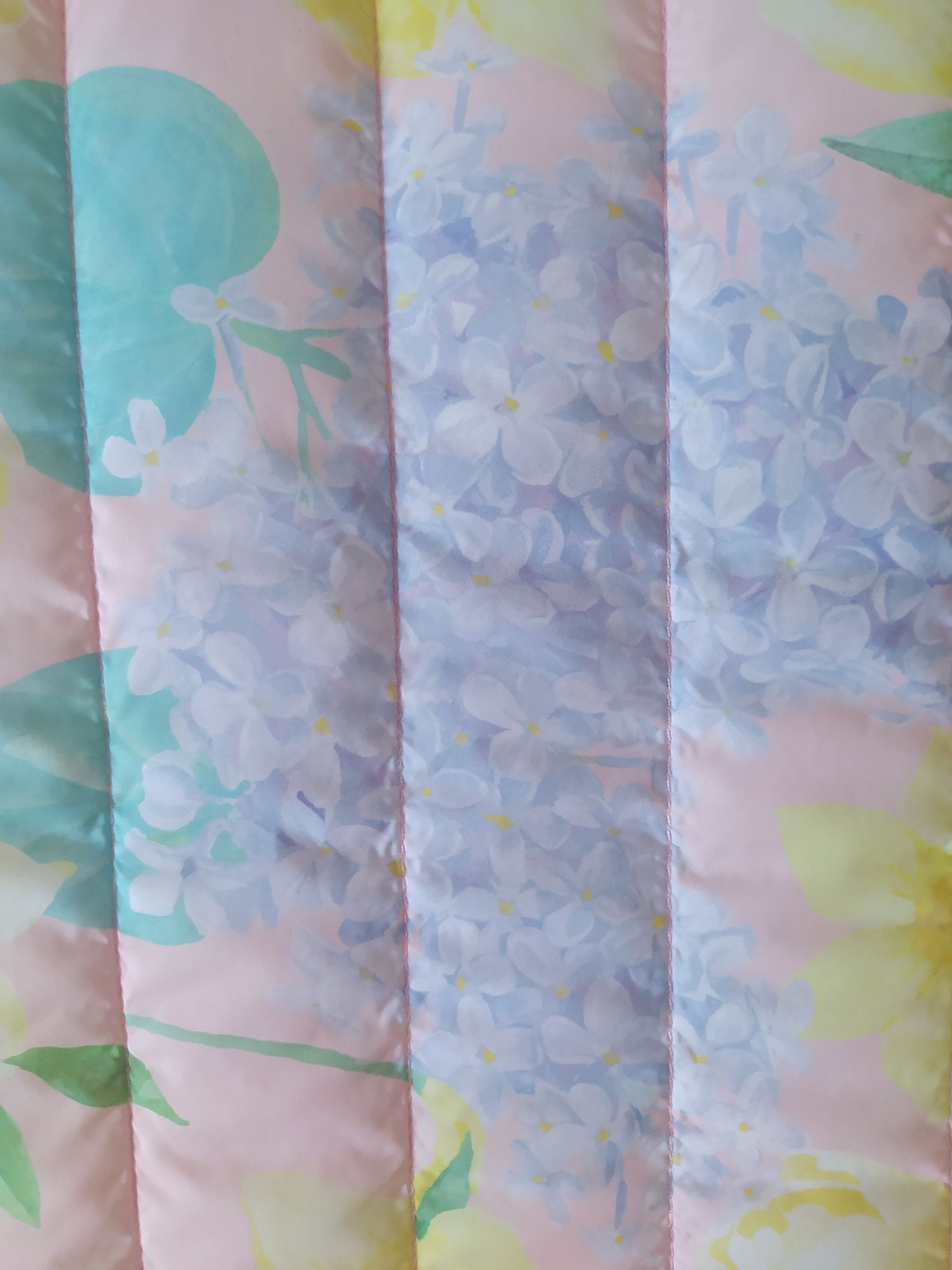 Etui na laptopa w pastelowych kolorach, kwiecisty print, bez, lilak