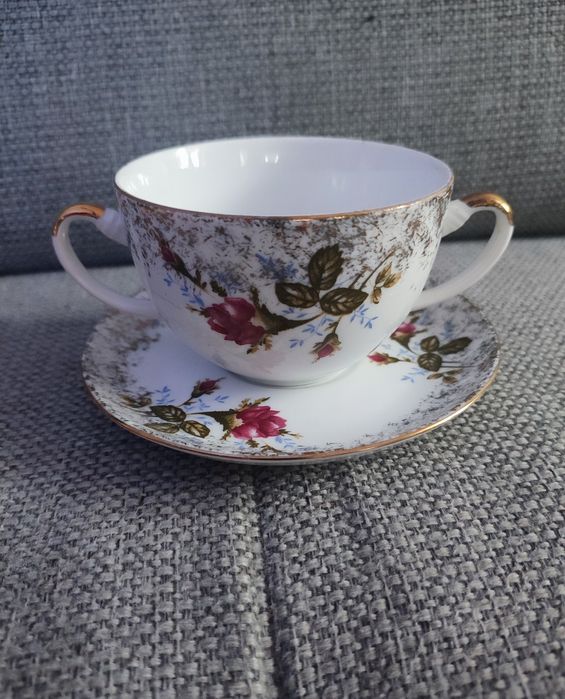 Zestaw komplet 10 bulionówek z talerzykiem z motywem kwiatowym