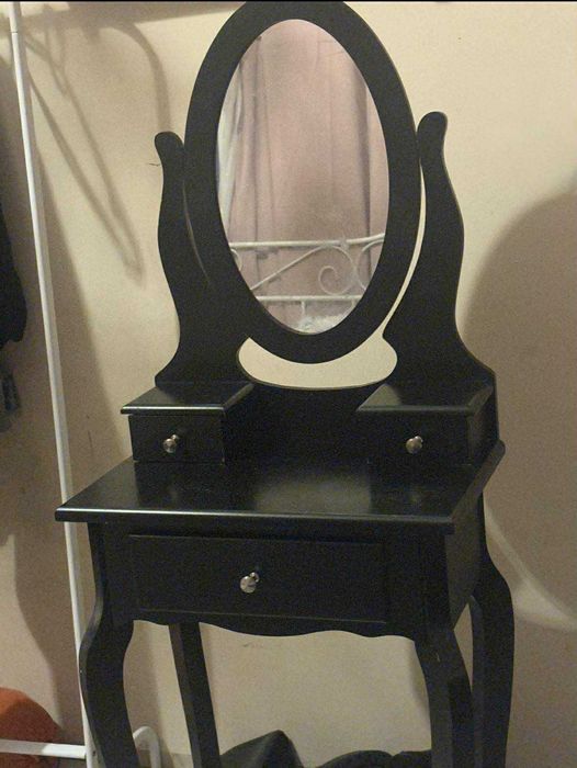 czarna toaletka z trzema szufladkami w stylu vintage