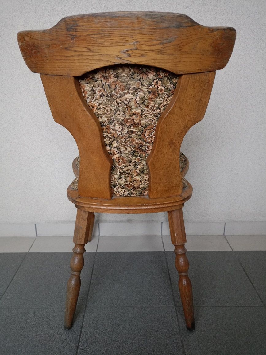 Dwa krzesła z drewna z PRL