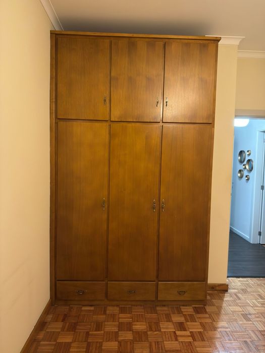 Vendo móvel castanho , espaçoso por dentro.