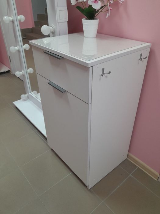 Нова, біла  шафа