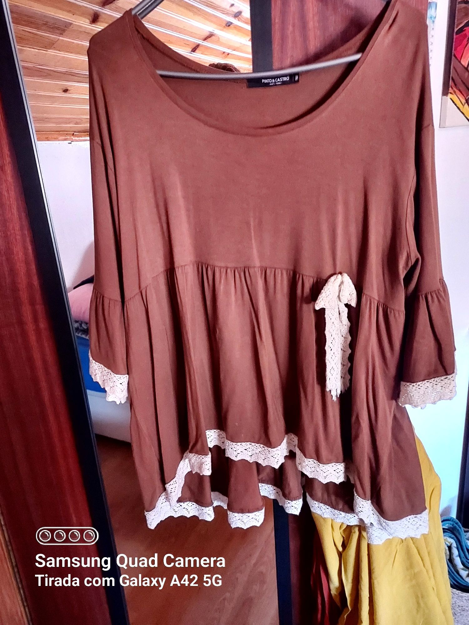 Vendo Top comprido com meia manga detalhes em renda