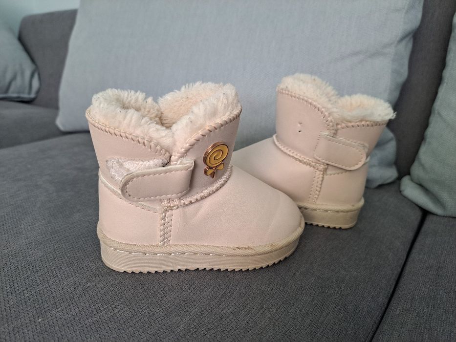 Дитячі уги на дівчинку