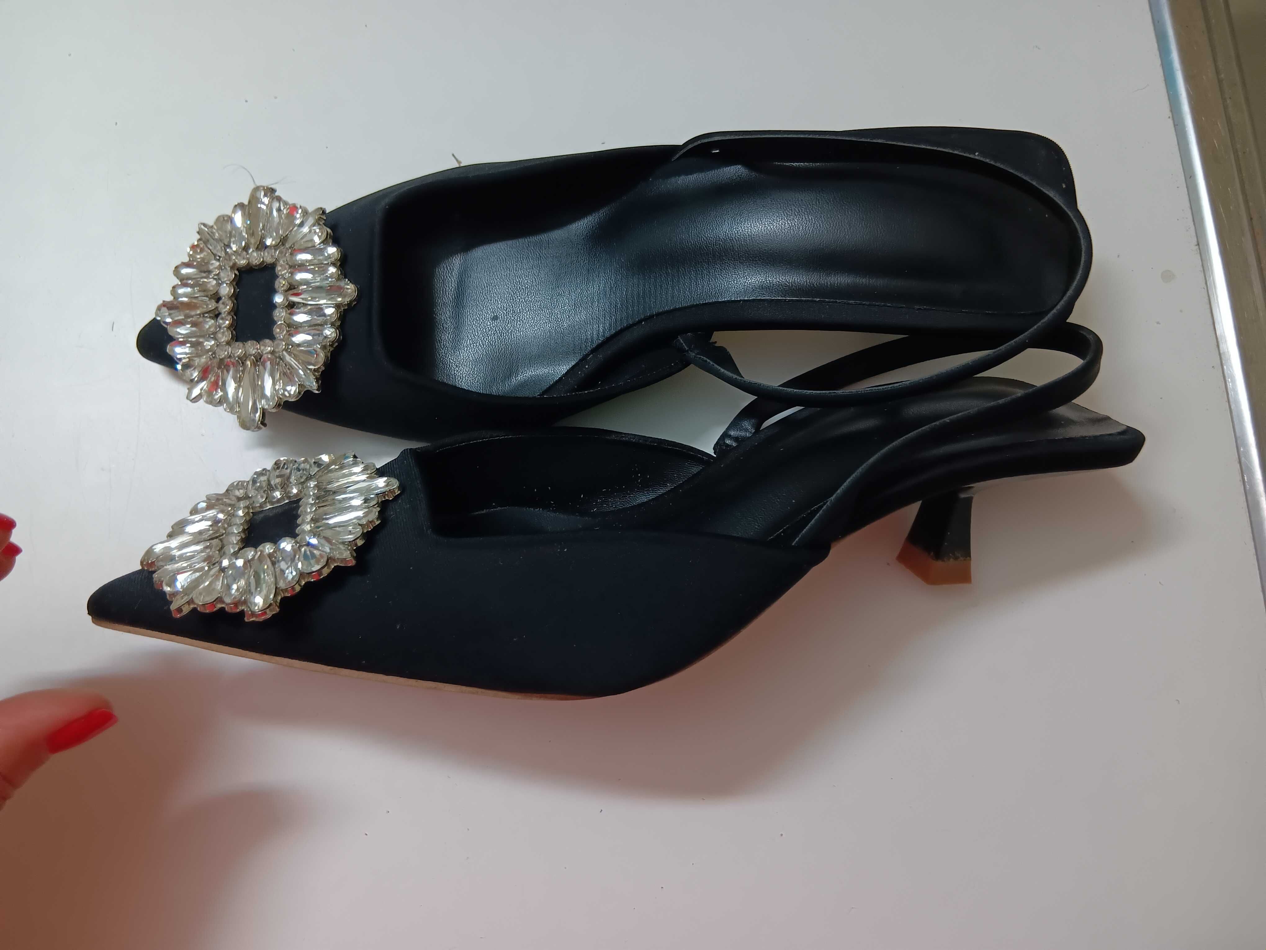 Stilleto preto com aplicação