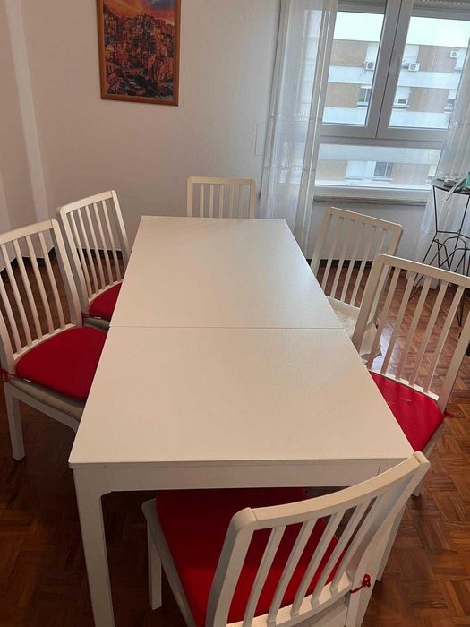 mesa de jantar lacada a branco com 6 cadeiras em ótimo estado