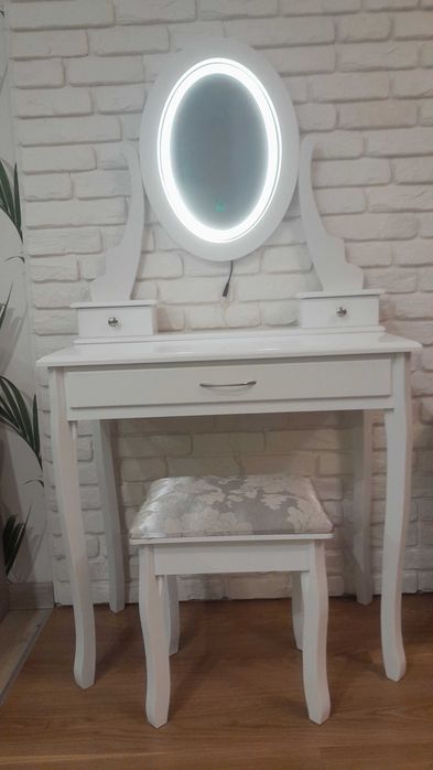 Toaletka kosmetyczna z oświetleniem LED +taboret