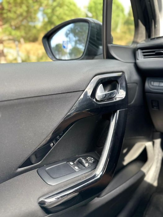 Peugeot 208 ano 2012