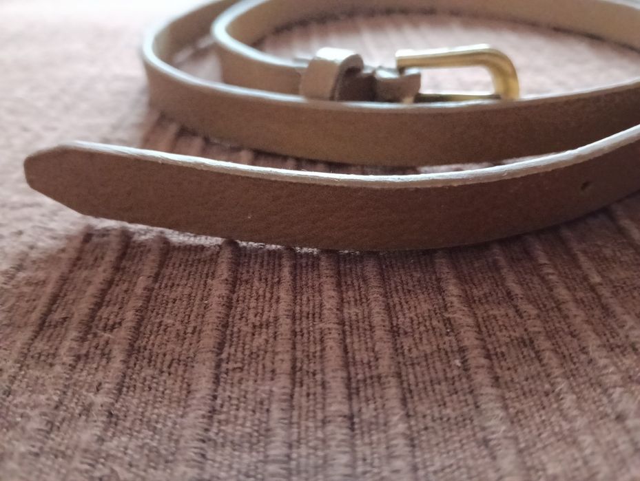 Dois cintos em camel