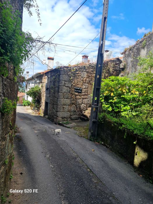 Vendo casa devoluta em centro de vila de azere