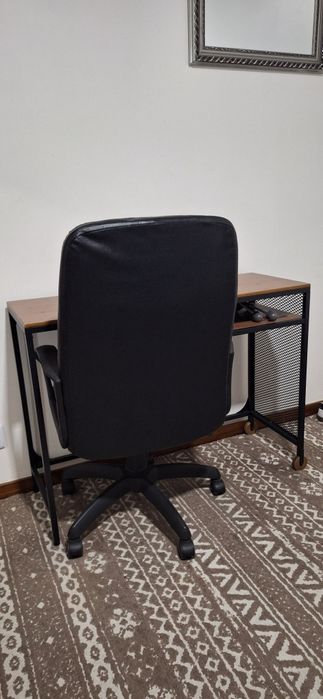 Secretaria e cadeira de escritório