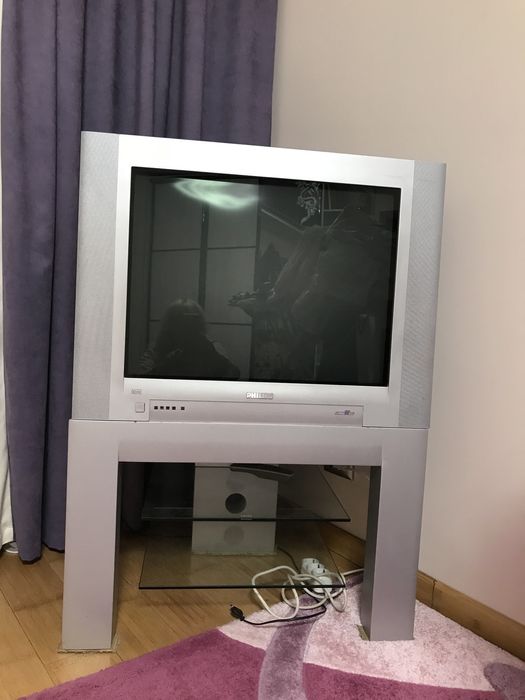 Телевізор Philips з тумбою. Стан як новий