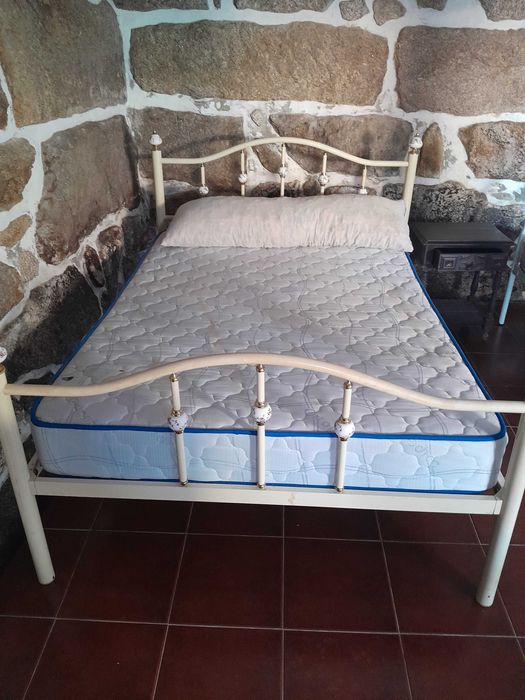 Vendo cama de casal em bom estado