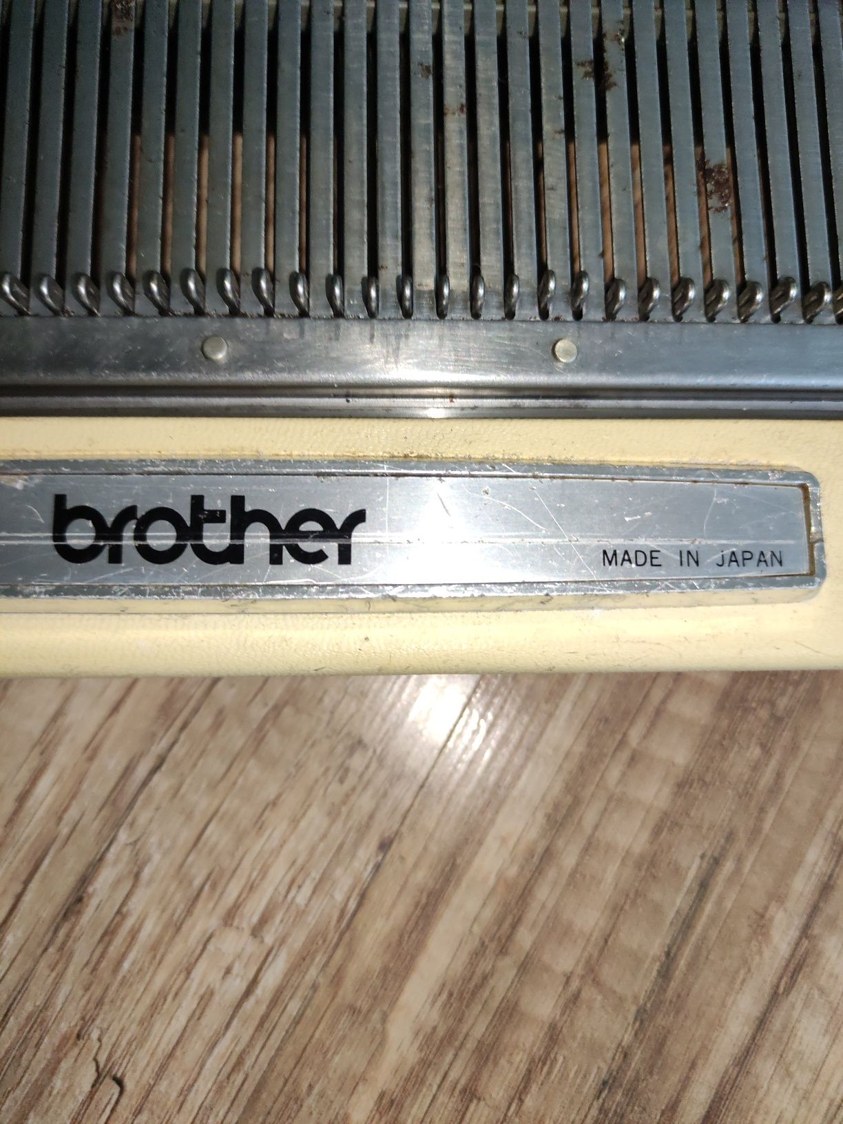 Dziewiarska maszyna typu Brother KR810