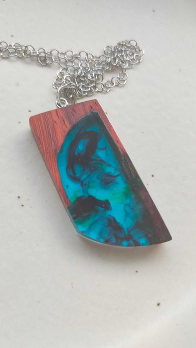 Unikalny wisiorek z drewna Padouk i żywicy epoksydowej, wielokolorowe