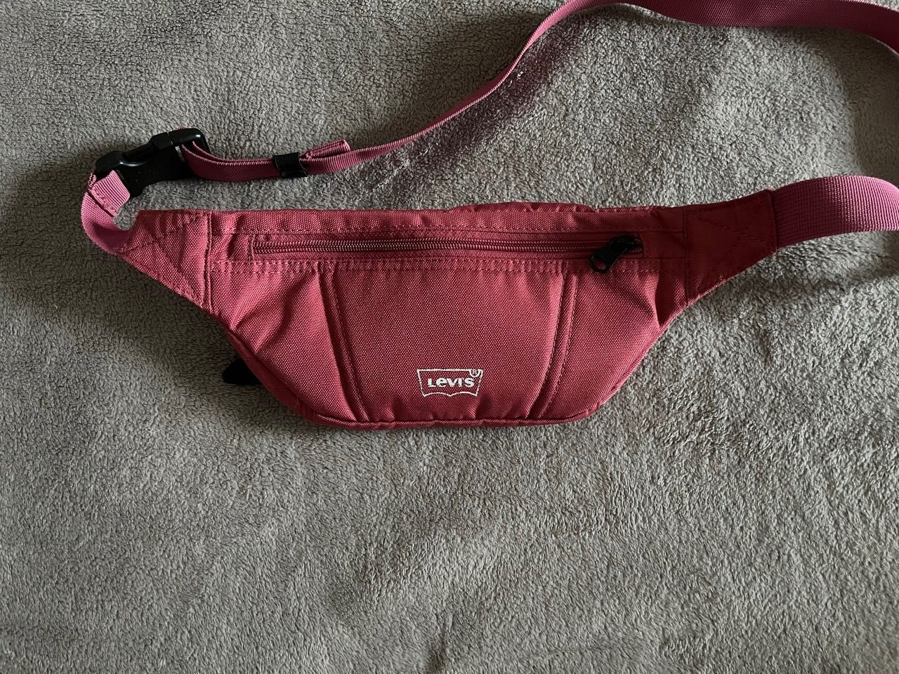 Nerka, saszetka Levi's Banana Sling.