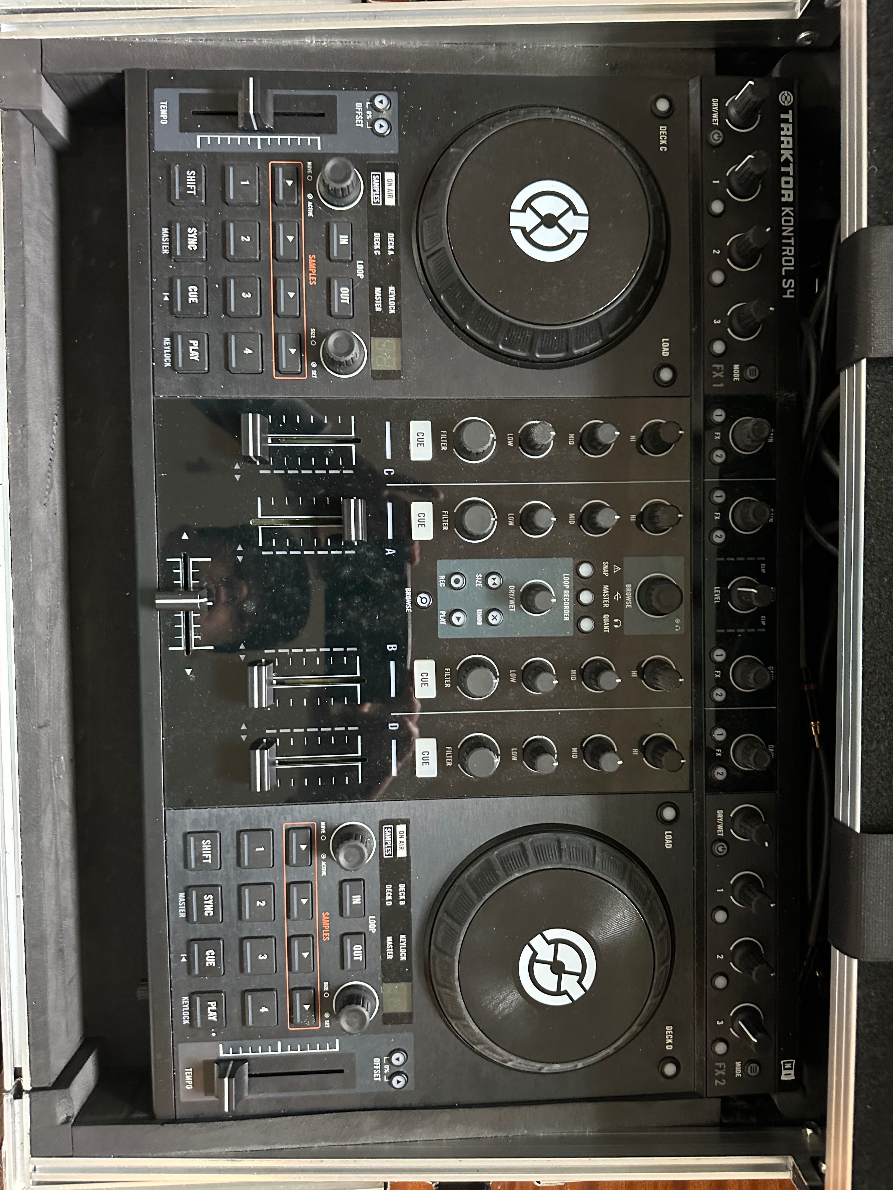 Konsola DJ Traktor S2 MK1 Stan idealny + oryginalny CASE i kable