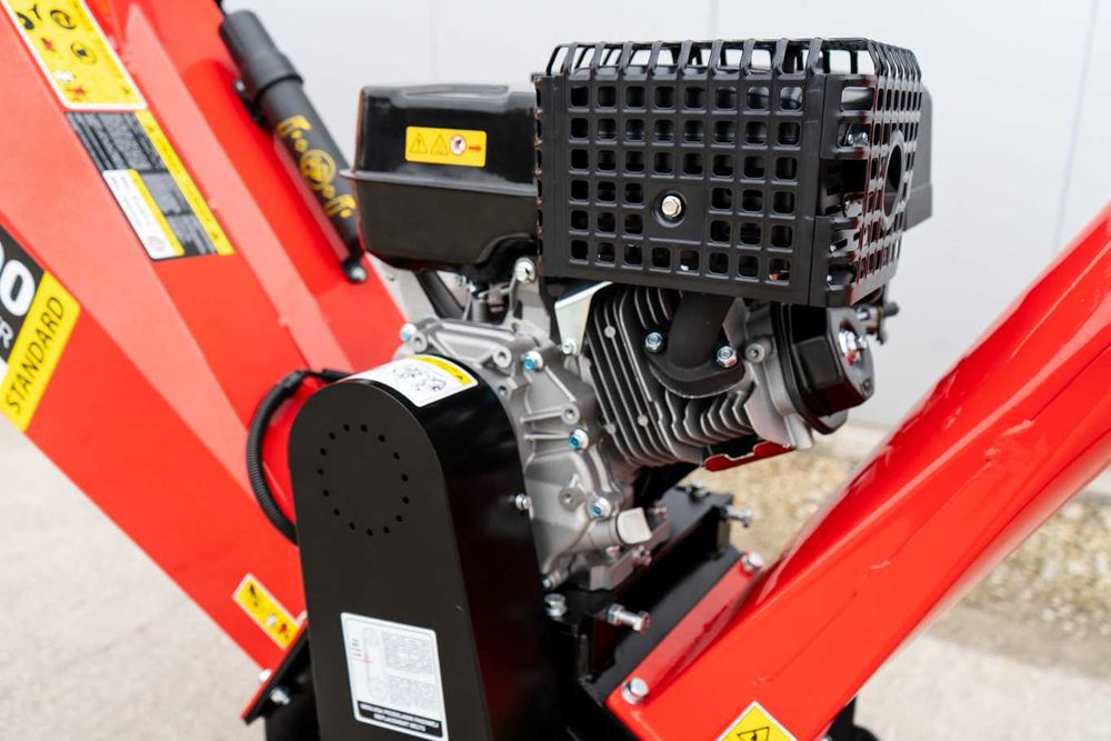 rębak spalinowy REMET RB-100 == rozdrabniacz ==