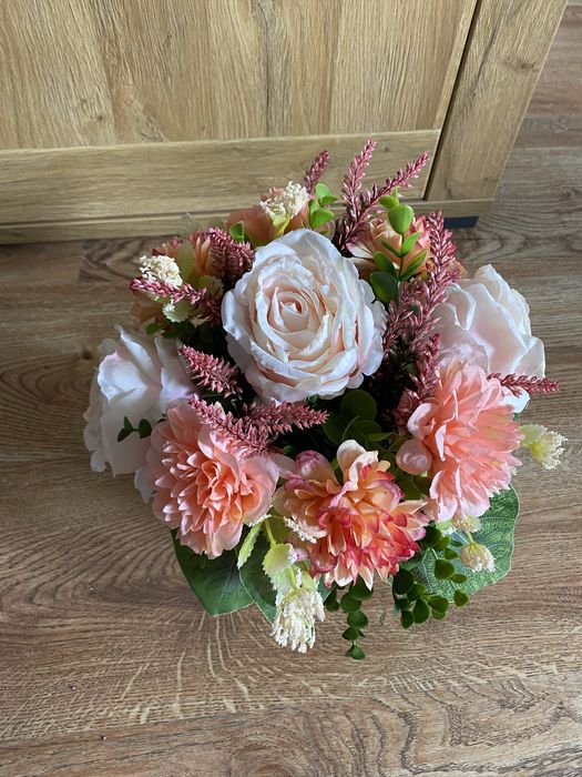 Stroik ze sztucznych kwiatów