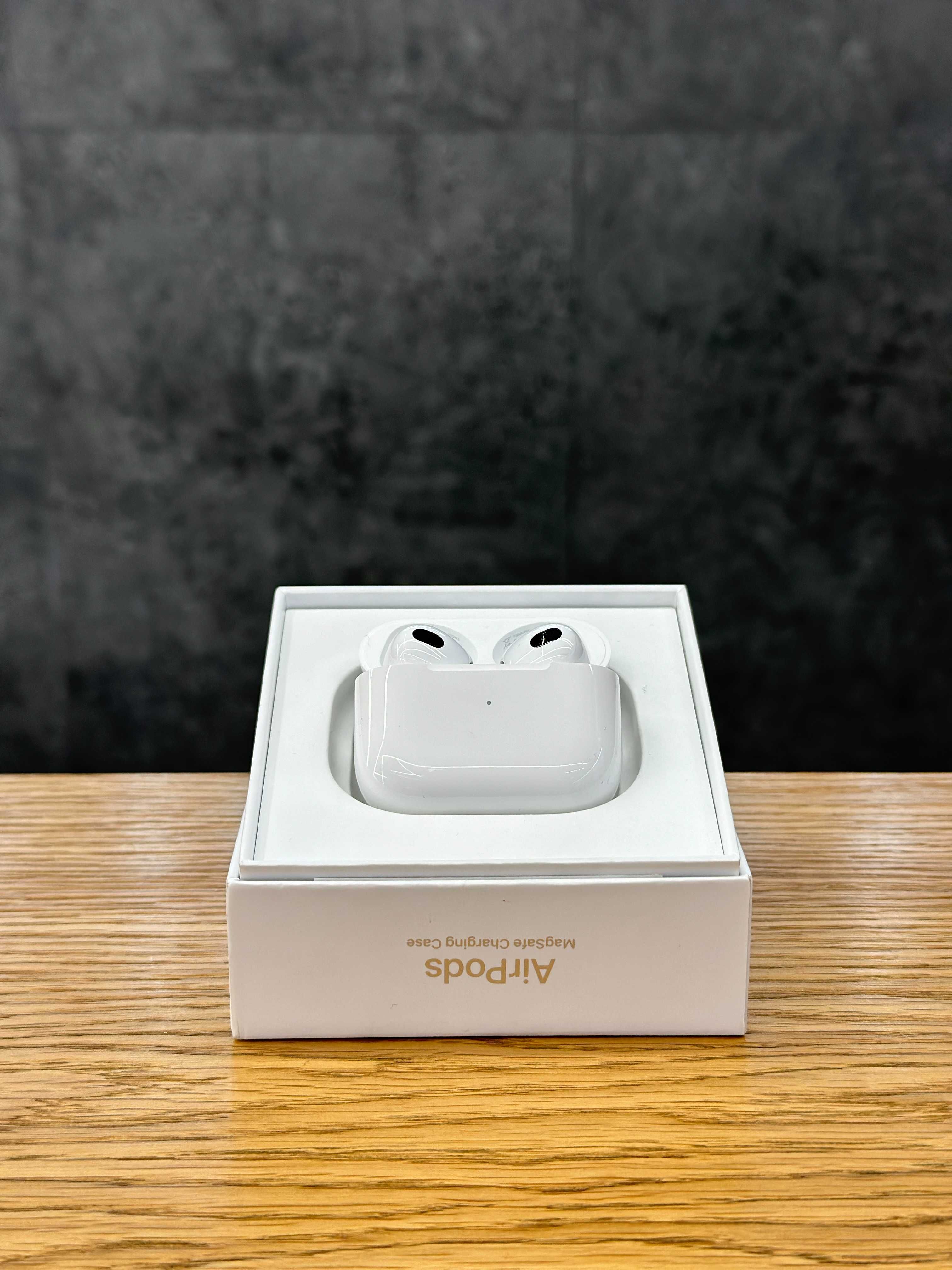 б/у Навушники Apple AirPods 3 with MagSafe Charging Case (MME73)