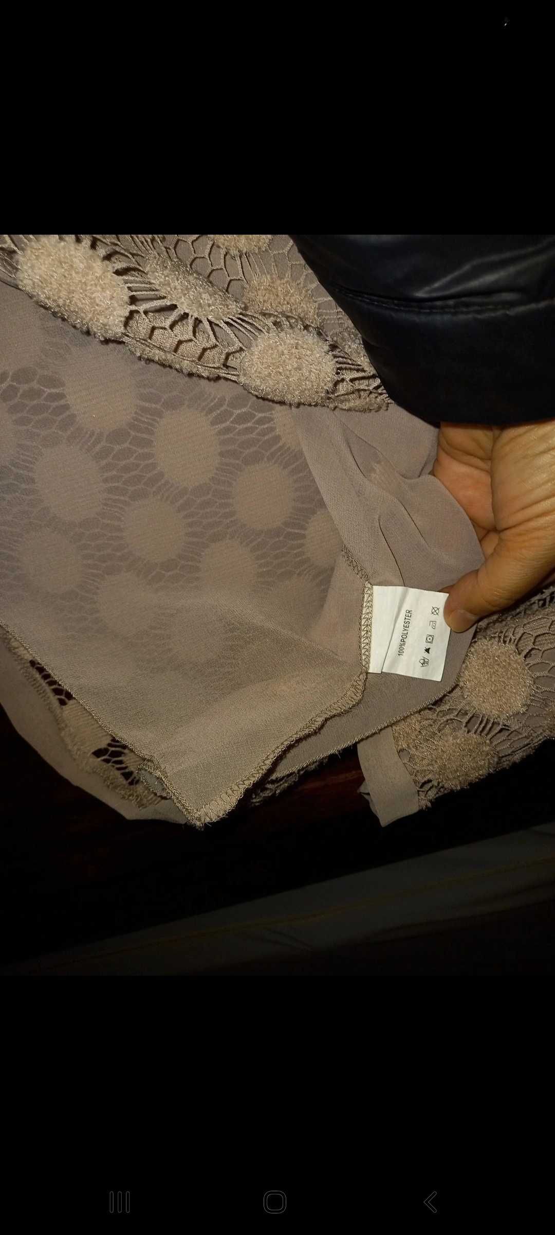 Blusa bege, com tecido rendado e forro - M - Choklate
