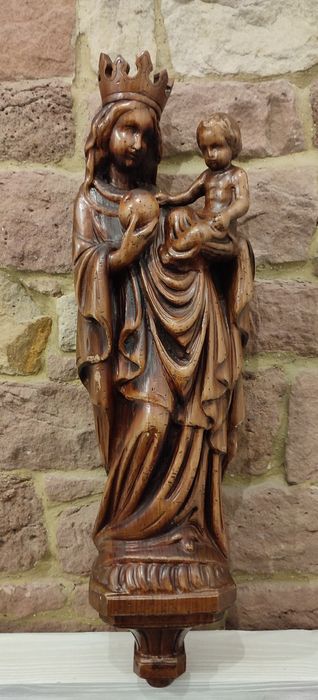 Duża rzeźba Matki Boskiej z Dzieciątkiem