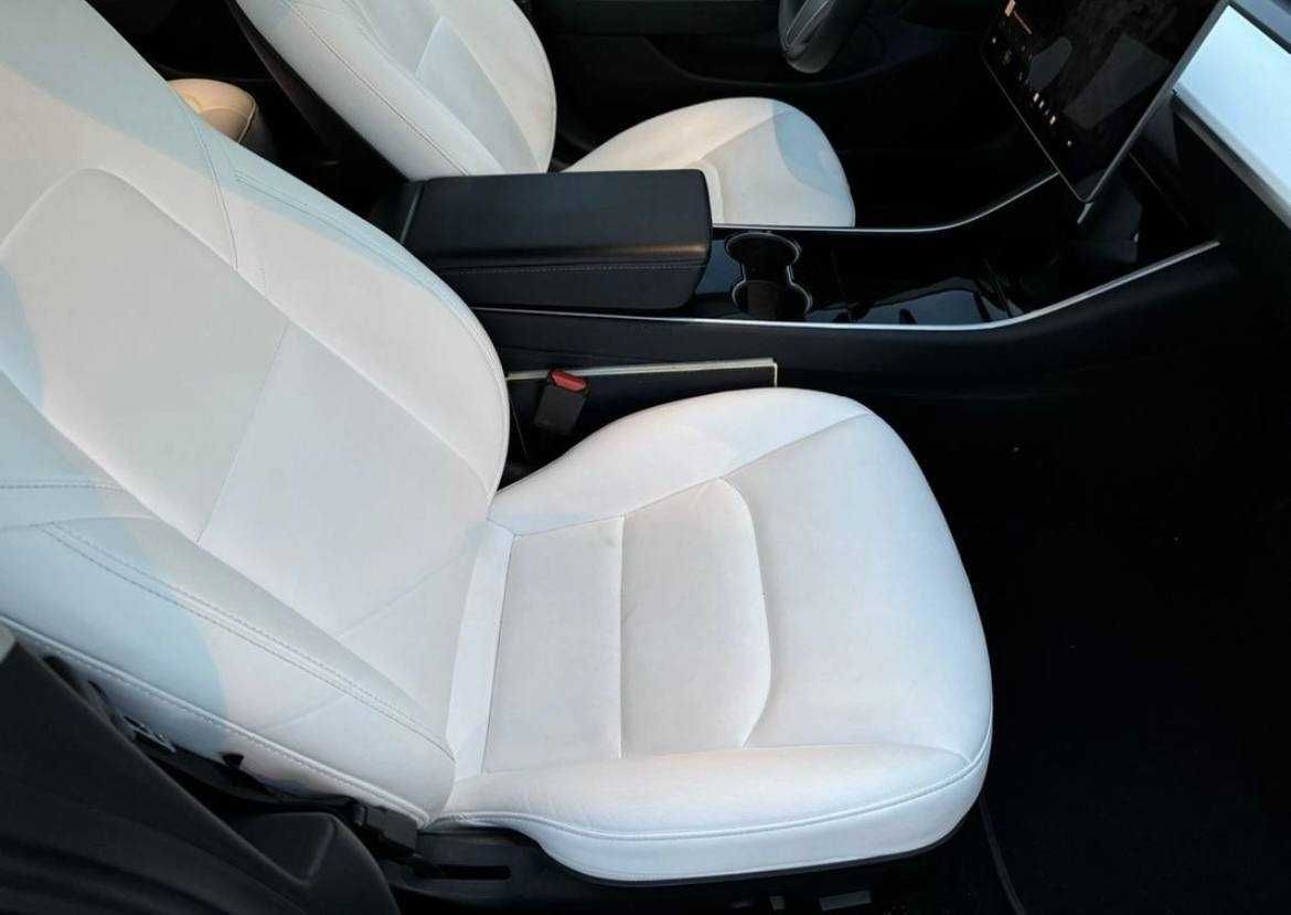 У продажі Tesla model 3 2019